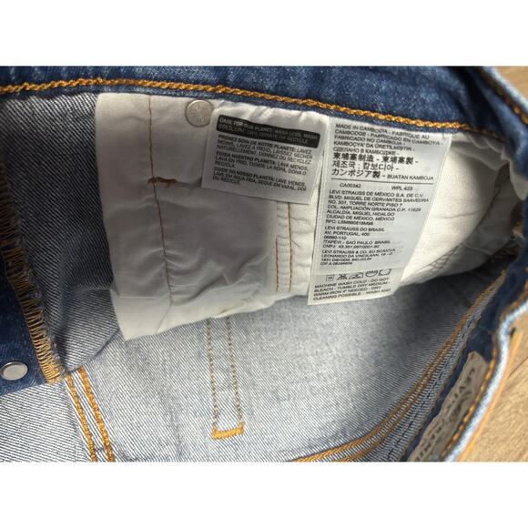 Levis Womens 501 Button Fly Medium Blue Raw Hem Mid Denim Jean Shorts Size 30 - Picture 6 of 8